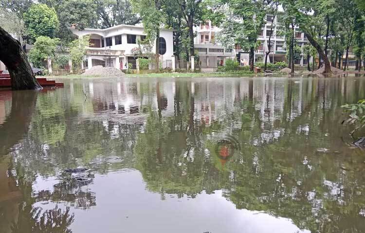বৃষ্টি হলেই জলাবদ্ধতার সৃষ্টি হয় কিশোরগঞ্জের ভৈরব উপজেলা পরিষদ প্রাঙ্গণে। এতে ভোগান্তিতে পড়েন পরিষদে আসা সেবা প্রত্যাশীরা। ছবি: রাজীবুল হাসান