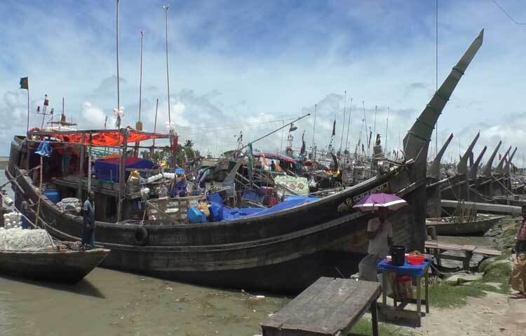 নিষেধাজ্ঞা শেষে মাছ শিকারে সাগরে যাচ্ছেন জেলেরা। আজ ভোর থেকে মাছ ধরার নৌকা, জাল, ও শিকারের অন্যান্য সরঞ্জাম নিয়ে সাগরে ছুটছেন জেলেরা। ছবি: জুয়েল সাহা বিকাশ