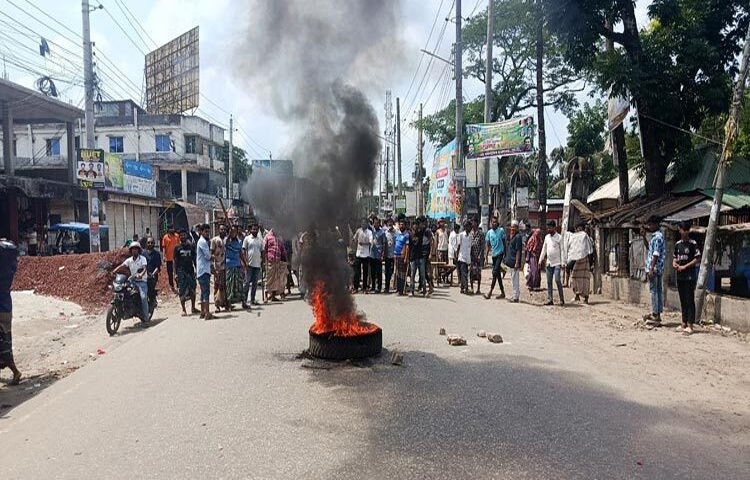 ভোলায় বাস শ্রমিকদের ওপর হামলার প্রতিবাদে তৃতীয় দিনের মতো বিক্ষোভ চলছে। সকাল ১০টা থেকে জেলার বীরশ্রেষ্ঠ মোস্তফা কামাল বাসস্ট্যান্ড এলাকায় সড়কে টায়ার জ্বালিয়ে দফায় দফায় বিক্ষোভ মিছিল করেন বাস শ্রমিকরা। ছবি: জুয়েল সাহা বিকাশ