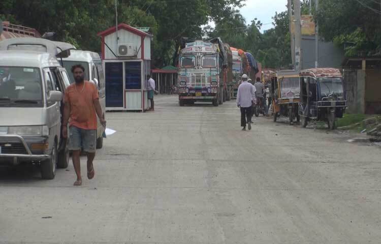 শেখ হাসিনার দেশ ত্যাগের পর বাজার পরিস্থিতি স্বাভাবিক রাখতে, সাতক্ষীরা ভোমরা বন্দর দিয়ে পণ্য আমদানি-রপ্তানি কার্যক্রম অব্যাহত রয়েছে। ছবি: আহসানুর রহমান রাজীব