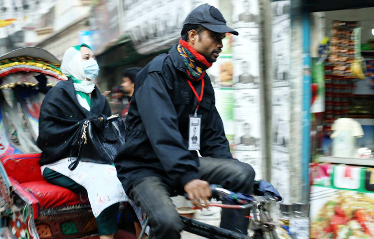 বাড্ডাতেও ভোটারদের কেন্দ্রে নিতে চলছে ‌‘বিনামূল্যে রিকশা সার্ভিস’। ছবি: মাহবুব আলম