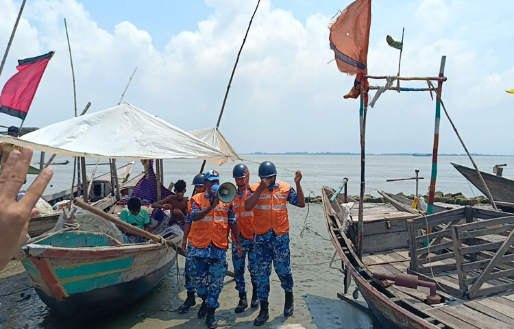 ভোলায় প্রাকৃতিক দুর্যোগ থেকে উপকূলীয় অঞ্চলের জনগণ, জেলে ও নৌযান রক্ষায় সচেতনতামূলক মাইকিং করছে কোস্টগার্ড দক্ষিণ জোন। ছবি: জুয়েল সাহা বিকাশ