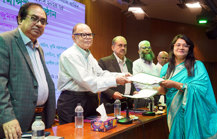 তেজগাঁওয়ে ভূমি ভবনের সেমিনার হলে ‘১৩৯তম সার্ভে ও সেটেলমেন্ট প্রশিক্ষণ কোর্স ২০২৪-২৫ এর সনদপত্র বিতরণ ও সমাপনী অনুষ্ঠানে সনদ বিতরণ করেন ভূমি উপদেষ্টা আলী ইমাম মজুমদার। ছবি: পিআইডি