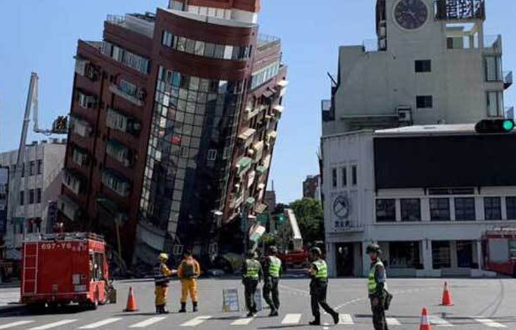 তাইওয়ানে শক্তিশালী ভূমিকম্পে নিহতের সংখ্যা বেড়ে ৭ জনে দাঁড়িয়েছে। এছাড়া আরও ৭ শতাধিক মানুষ আহত হয়েছে। স্থানীয় সময় বুধবার আঘাত হানা ওই ভূমিকম্পে বহু বাড়ি ক্ষতিগ্রস্ত হয়েছে। ছবি: সংগৃহীত
