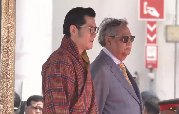 চারদিনের রাষ্ট্রীয় সফরে ঢাকায় এসেছেন ভুটানের রাজা জিগমে খেসার নামগুয়েল ওয়াংচুক। বিমানবন্দরে রাষ্ট্রীয় অতিথিকে ফুলেল শুভেচ্ছা জানান রাষ্ট্রপতি মো. সাহাবুদ্দিন। ছবি: ইসমাইল হোসেন রাসেল