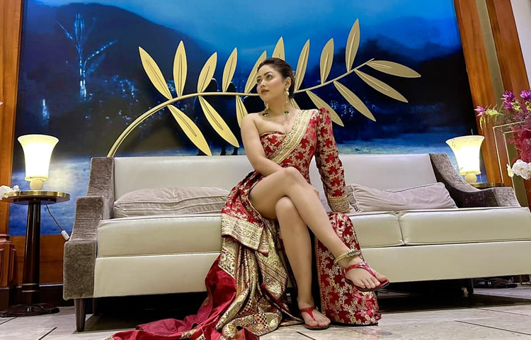 বেনারসি কাতান কাপড়ের ওপর কাস্টমাইজড করা মিডি পোশাকে মুগ্ধতা ছড়ালেন ভাবনা। ছবি: ভাবনার ফেসবুক থেকে