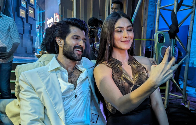 সম্প্রতি মুক্তি পেয়েছে বিজয় অভিনীত সিনেমা ‘ফ্যামিলি স্টার’। এই সিনেমায় অভিনেতার বিপরীতে ছিলেন ম্রুণাল ঠাকুর। ছবি: ইনস্টাগ্রাম