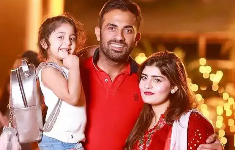 ওয়াহাব রিয়াজ: পেসার ওয়াহাব রিয়াজ মাঠে যতটা তেজি, সংসারে ততটাই রোমান্টিক। তার স্ত্রী নাতাশা খাকওয়ানি পাকিস্তানের অন্যতম স্টাইলিশ ক্রিকেটার স্ত্রী হিসেবে পরিচিত। নাতাশা ফ্যাশন ও ডিজাইনের সঙ্গে জড়িত। বিভিন্ন অনুষ্ঠানে তার পোশাক, সাজসজ্জা ও আত্মবিশ্বাস ভক্তদের নজর কাড়ে।