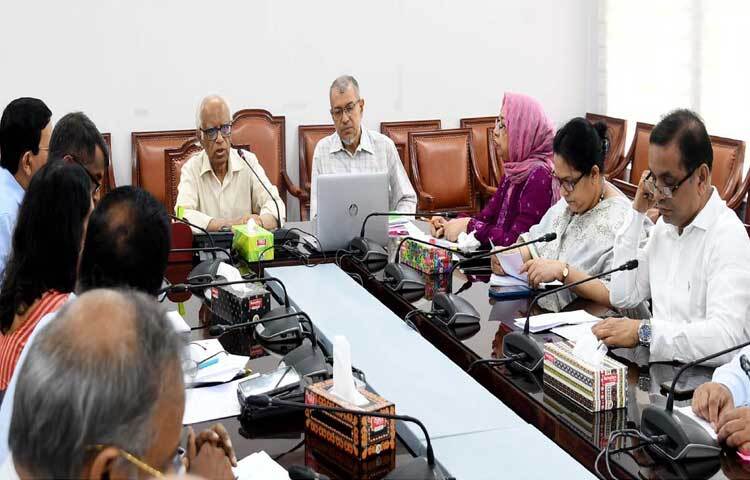 আজ মন্ত্রণালয়ের সভাকক্ষে দপ্তর ও সংস্থার প্রধানদের সঙ্গে মতবিনিময় করেন শিক্ষা উপদেষ্টা ওয়াহিদউদ্দিন মাহমুদ। ছবি: পিআইডি