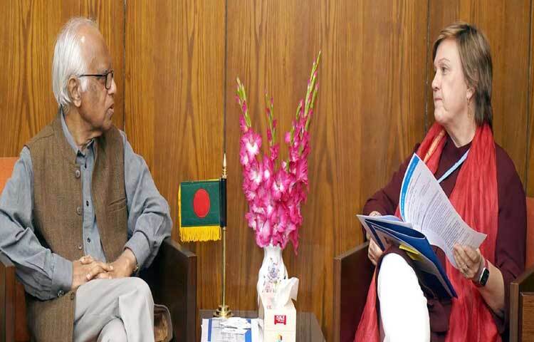 পরিকল্পনা উপদেষ্টা ওয়াহিদউদ্দিন মাহমুদের সঙ্গে ঢাকার আগারগাঁওয়ে মন্ত্রণালয়ে তার অফিসকক্ষে সাক্ষাৎ করেন বাংলাদেশে ইউনিসেফের প্রতিনিধি রানা ফ্লাউয়ারস। ছবি: পিআইডি