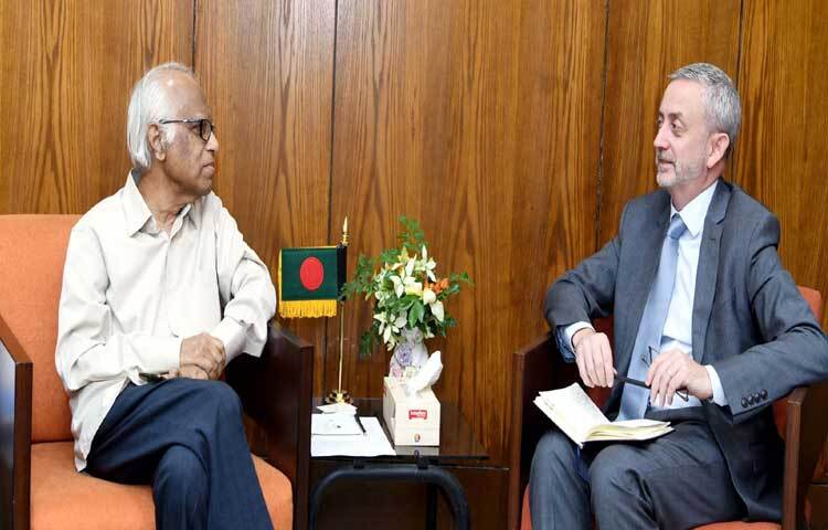 পরিকল্পনা উপদেষ্টা ওয়াহিদউদ্দিন মাহমুদের সাথে ঢাকায় আগারগাঁওয়ে মন্ত্রণালয়ে তার অফিসকক্ষে সাক্ষাৎ করেন বাংলাদেশে ইউরোপীয় ইউনিয়েনের রাষ্ট্রদূত মাইকেল মিলার। ছবি: পিআইডি