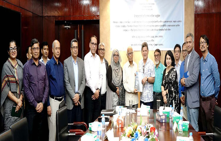 পরিকল্পনা উপদেষ্টা ওয়াহিদউদ্দিন মাহমুদের কাছে ঢাকায় আগারগাঁওয়ে মন্ত্রণালয়ের সম্মেলনকক্ষে বাংলাদেশ পরিসংখ্যান ব্যুরোকে শক্তিশালীকরণের নিমিত্ত সংশ্লিষ্ট অংশীজনের সঙ্গে আলোচনাপূর্বক সুনির্দিষ্ট ও বাস্তবায়নযোগ্য সুপারিশ প্রণয়নের জন্য গঠিত বিশেষজ্ঞ টাস্কফোর্সের প্রতিবেদন দাখিল করা হয়। ছবি: পিআইডি