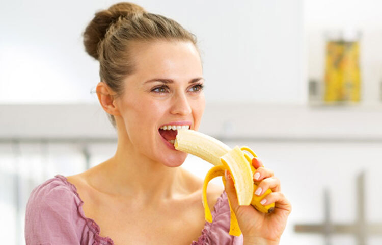 রাতে খাওয়ার পরে মিষ্টি খেতে ইচ্ছে করলে কলা খেতে পারেন। এতে অ্যামাইনো অ্যাসিড রয়েছে যা ঘুমুতে সাহায্য করে। একই সঙ্গে ওজন কমাতেও সাহায্য করে।