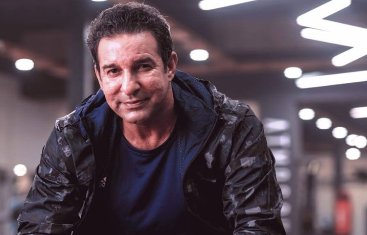 পাকিস্তানের হয়ে ১৯৯২ সালে ইমরান খানের নেতৃত্বে ওয়াসিম আকরাম ছিলেন বিশ্বকাপ জয়ের অন্যতম প্রধান নায়ক। ফাইনালে ইংল্যান্ডের বিপক্ষে তার দুইটি জাদুকরী ইনসুইং বল আজও ক্রিকেট ইতিহাসের সর্বকালের সেরা ডেলিভারিগুলোর মধ্যে গণ্য হয়।