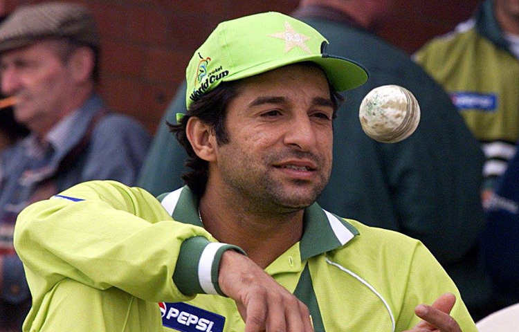 তার শৈশব কেটেছে লাহোরের অলিগলিতে ক্রিকেট বল হাতে। ব্যাট নয়, বরং বল হাতে প্রতিপক্ষকে পরাস্ত করার মধ্যেই খুঁজে পেতেন আনন্দ।