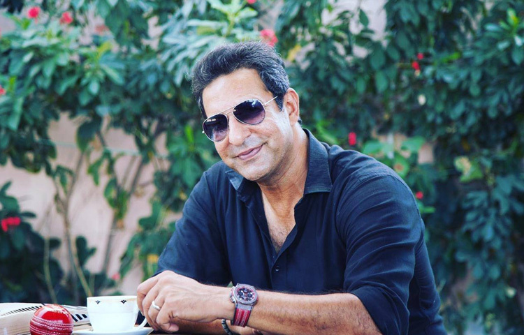 ১৯৬৬ সালের এই দিনে পাকিস্তানের লাহোরে তার জন্ম। ওয়াসিম আকরামের বাবা ছিলেন একজন ব্যাংক কর্মকর্তা এবং পরিবারটি ছিল মধ্যবিত্ত। ছোটবেলা থেকেই খেলাধুলার প্রতি আগ্রহ ছিল প্রবল। স্কুলজীবনে ফুটবল, হকি খেললেও ক্রিকেটই তাকে টেনেছিল সবচেয়ে বেশি।