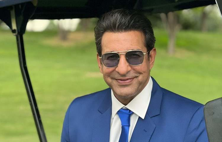 মাত্র ১৮ বছর বয়সেই পাকিস্তান জাতীয় দলের হয়ে ১৯৮৫ সালে নিউজিল্যান্ডের বিপক্ষে ওয়ানডেতে অভিষেক ঘটে, আর টেস্ট অভিষেক হয় সেই বছরই নিউজিল্যান্ডের বিপক্ষে লাহোরে।