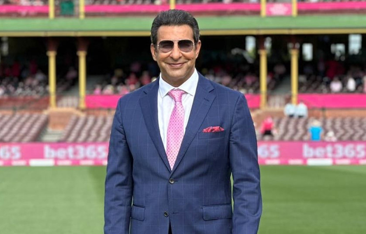 তবে তার ক্যারিয়ারে বিতর্কও কম ছিল না। ম্যাচ ফিক্সিং কেলেঙ্কারিতে একাধিকবার তার নাম জড়িয়েছিল। যদিও কোনো অপরাধ প্রমাণিত হয়নি, তবু এ নিয়ে বিতর্ক চলেছে বহু বছর। এছাড়া পিঠের ব্যথা, ইনজুরি তার পারফরম্যান্সে কিছুটা প্রভাব ফেললেও, লড়াই চালিয়ে গেছেন অবিচলভাবে।