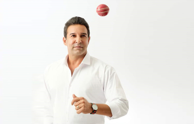 ওয়াসিম আকরাম ক্রিকেট বিশ্বে পরিচিত ‘সুইং কিং’ হিসেবে। তিনি ছিলেন রিভার্স সুইং কৌশলের অন্যতম পথিকৃৎ। ইনসুইং, আউটসুইং, ইয়র্কার, স্লোয়ার, বাউন্সার-সবকিছুতেই ছিলেন সিদ্ধহস্ত। একই ম্যাচে বাঁহাতি ও ডানহাতি ব্যাটসম্যানের বিপক্ষে আলাদা পরিকল্পনা ছিল তার অন্যতম শক্তি।