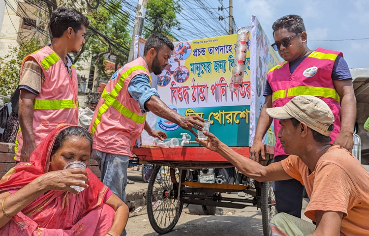 প্রচণ্ড গরমে ওষ্ঠাগত পথচারীদের মাঝে বিশুদ্ধ সুপেয় পানি নিয়ে হাজির হয়েছেন নারায়ণগঞ্জের স্বেচ্ছাসেবী সংগঠন টিম খোরশেদ। ছবি: মোবাশ্বির শ্রাবণ