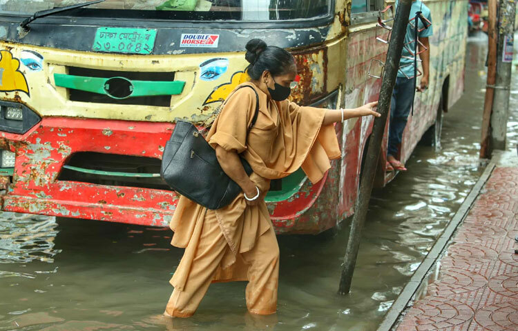 আধুনিক রাজধানী হয়েও কেন সামান্য বৃষ্টিতে রাস্তাঘাট ডুবে যায়-এ প্রশ্ন আজও অনুত্তরিত।