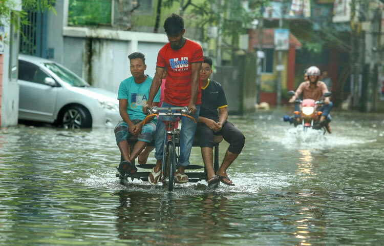 আজকের ভোরের বৃষ্টি তাই ঢাকাবাসীর জন্য স্বস্তির চেয়ে দুর্ভোগই বেশি বয়ে এনেছে।