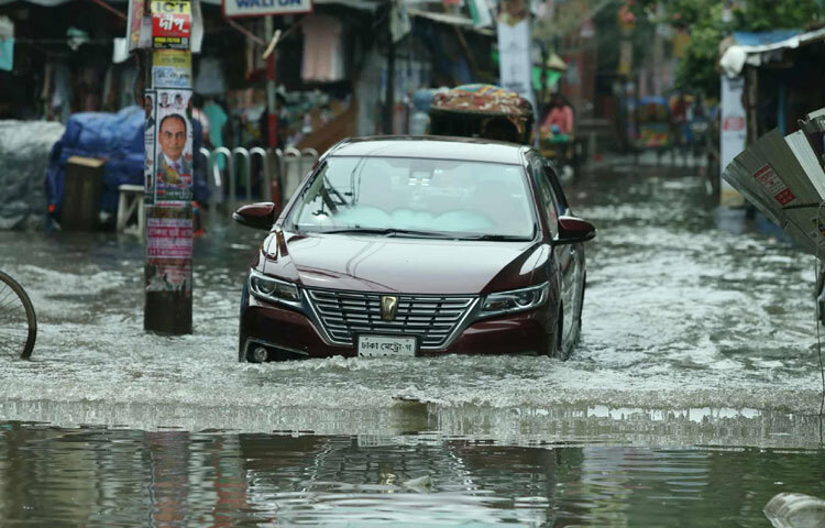 উন্নয়ন কাজের পরও জলাবদ্ধতার যন্ত্রণায় ভোগান্তি যেন বাড়ছেই, কমছে না।