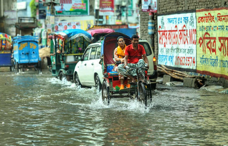 রিকশা ও ছোট যানবাহন চলাচলে বিপাকে পড়েছে, আবার অনেক রাস্তায় দাঁড়িয়ে থেকেও যাত্রীদের যাতায়াতের ব্যবস্থা করতে হয়েছে।