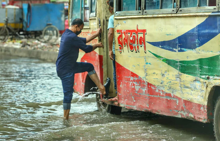 মালিবাগ-মৌচাকের পানিবন্দি চিত্র যেন আবারও মনে করিয়ে দিল নগরীর পুরোনো সমস্যার কথা।