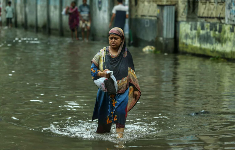 হাঁটুসমান পানির কারণে অনেকেই ভিজে গিয়ে কর্মস্থলে পৌঁছেছেন।