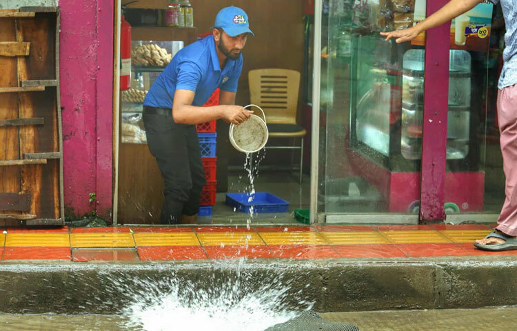 মালিবাগ-মৌচাকের দোকানপাট ও ফুটপাতের ব্যবসায়ীরাও বৃষ্টির পানিতে বিপাকে পড়েছেন।