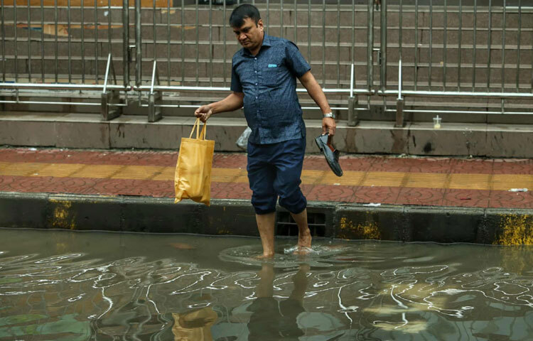 প্রতিদিন সকালে যেখানে অফিসগামী মানুষের ভিড়ে ভরে যায় এসব সড়ক, আজ সেখানে পানিবন্দি হয়ে পড়লেন অনেকে।