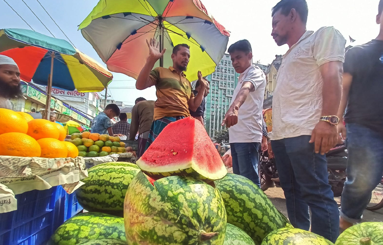অনেকেই বলছেন, তরমুজের দাম অনেক বেশি। এটা এখন বড়লোকের খাবার। এসব খাবার কিনতে আসাও গরীবদের জন্য বিলাসিতা। ছবি: মাহবুব আলম