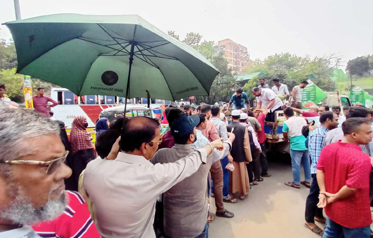 কমদামে তরমুজ কিনতে ক্রেতাদের দীর্ঘ লাইন। ছবি: মাহবুব আলম