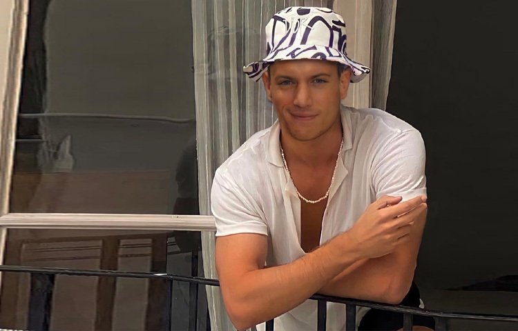 প্রিন্সটন ইউনিভার্সিটিতে ইংরেজি সাহিত্য পড়েছেন তিনি। সেখানে নাটকের প্রতি তার প্রেম জেগে ওঠে। অভিনয়ের পেছনে তার শিল্পমানস ও শিক্ষা বরাবরই প্রভাব ফেলেছে।