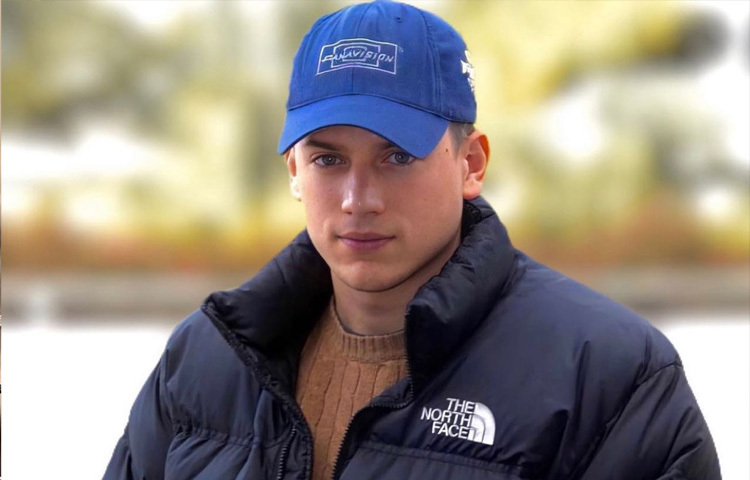 ‘প্রিজন ব্রেক’ এর মাইকেল স্কোফিল্ড চরিত্রে তার মেধা ও সংযত আবেগ যেমন দর্শকের মন জয় করেছে, তেমনই বাস্তব জীবনে নিজের পরিচয়, মানসিক স্বাস্থ্য ও সমাজের ট্যাবু ভাঙতে গিয়ে দেখিয়েছেন এক গভীর মানবিক দৃষ্টিভঙ্গি।