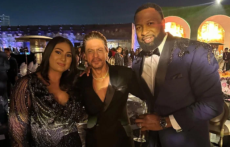 শাহরুখ খানের সঙ্গে ওয়েস্ট ইন্ডিজের ক্রিকেটার কাইরন পোলার্ড ও তার স্ত্রী। ছবি: ইনস্টাগ্রাম