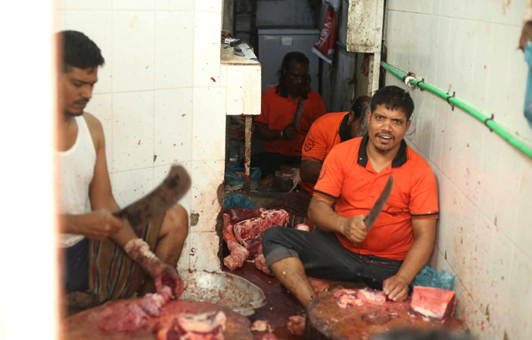 সবাই যখন ৭৫০-৮০০টাকা কেজি দরে বিক্রি করছেন গরুর মাংস সেখানে মাত্র ৫৯৫ টাকায় মাংস বিক্রি করে তাক লাগিয়ে দিচ্ছেন খলিল। ছবি: মাহবুব আলম