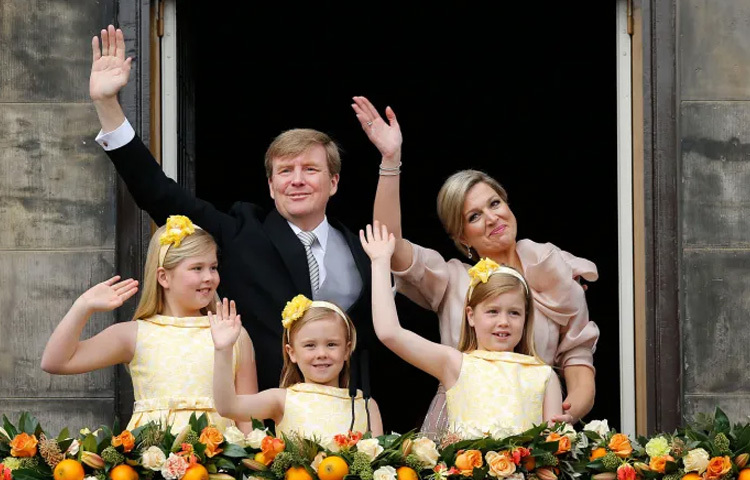 প্রতিবছর ২৭ এপ্রিল ডাচ জনগণ ‘কনিংসডাগ’ পালন করে রাজা উইলেম-আলেকজান্ডারের জন্মদিন উপলক্ষে। তবে এ উৎসব শুধু রাজাকে ঘিরে নয়, বরং দেশের নাগরিকদের ঐক্য ও আনন্দকে উদযাপন করাই এর মূল লক্ষ্য। রাজাও সেদিন থাকেন জনতার সঙ্গে, রাজপথে, সাধারণ মানুষের পাশে।