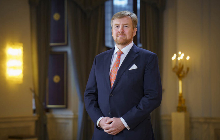 কোভিড-১৯ মহামারির সময় ডাচ জনগণ যখন আতঙ্কে দিন কাটাচ্ছিল, তখন রাজা উইলেম-আলেকজান্ডার শুধু রাষ্ট্রীয় বার্তাই দেননি, নিয়মিত সাধারণ মানুষদের পাশে দাঁড়িয়েছেন সাহস আর মানবিক বার্তা নিয়ে। প্রাকৃতিক দুর্যোগ কিংবা জাতীয় সংকটে তার উপস্থিতি বরাবরই ছিল স্পষ্ট, আন্তরিক ও কার্যকর।