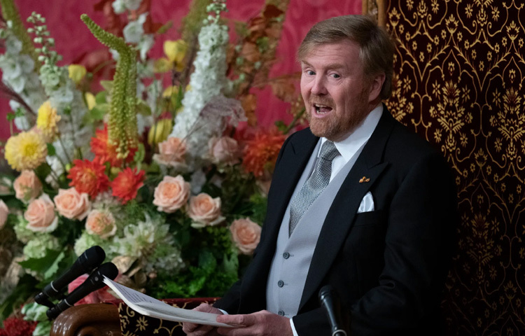 তার শৈশব কেটেছে এক সাধারণ শিক্ষার্থীর মতো করেই, আর জীবন চলার পথে রাজপ্রাসাদের দেয়াল পেরিয়ে পৌঁছে গেছেন দেশের প্রতিটি প্রান্তে। নাগরিক জীবনের খুঁটিনাটি তাকে স্পর্শ করেছে, আর সেখান থেকেই গড়ে উঠেছে তার দেশপ্রেমিক সত্তা।