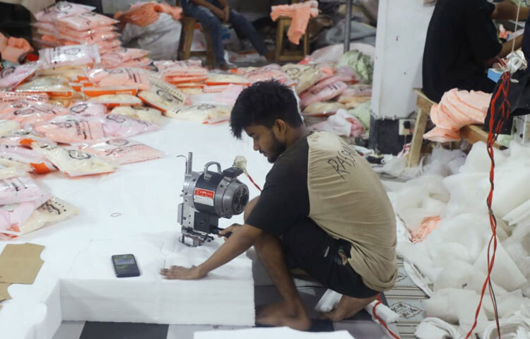 জিনজিরার সরু গলিগুলো এখন যেন ছোট ছোট কারখানার এক মহাসমুদ্র-প্রতিটি ঘরেই গুনগুন করছে মেশিন, পরিশ্রমে ঘাম ঝরছে শত শত শ্রমিকের।