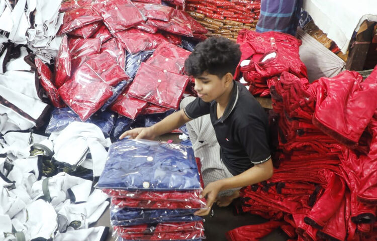 এই ব্যস্ততার মাঝেও আছে এক অদ্ভুত আনন্দ, কারণ তাদের হাতের তৈরি পোশাকেই উষ্ণতা খুঁজে পাবে হাজারো মানুষ। কারও শীতের সকালে আর ঠান্ডা লাগবে না, কারও শিশুর গায়ে উঠবে নতুন সোয়েটার-এই অনুভূতিই যেন শ্রমের ক্লান্তি মুছে দেয়।