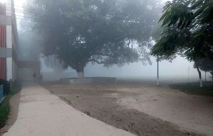 মৌসুমি বায়ুর বিদায়ে দেশে গরম বাড়লেও ঘূর্ণিঝড় মোন্থার পর থেকে দেশজুড়ে তাপমাত্রা কমতে শুরু করেছে। বিশেষ করে দেশের সর্বনিম্ন তাপমাত্রা ক্রমান্বয়ে কমে আসছে। রাতের তাপমাত্রাও কমে আসছে। রাজধানী ঢাকাসহ সারাদেশে ভোরবেলা ও রাতে শীতের অনুভূতি বাড়ছে।