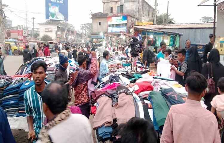 পৌষ শেষে শুরু হয়েছে মাঘ মাস। প্রকৃতিতে বিরাজ করছে শীতের আমেজ। দেশের বিভিন্ন অঞ্চলের মতো মৌলভীবাজারের শ্রীমঙ্গলেও অনুভূত হচ্ছে কনকনে ঠাণ্ডা। শীতের এই তীব্রতা থেকে বাঁচতে খুচরা ও পাইকারি গরম কাপড় কিনতে জেলা ও জেলার বাহির থেকে শহরে ভিড় করছেন ক্রেতারা।