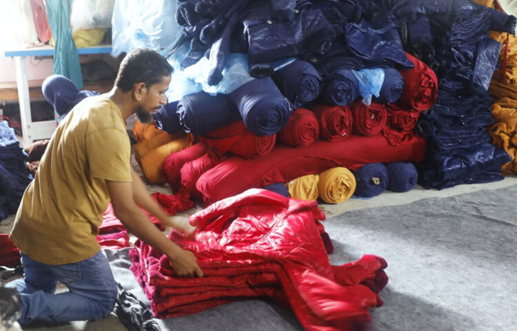 পাইকারি বাজারে সরবরাহের আগে এখান থেকেই তৈরি হয় দেশের নানা প্রান্তে পৌঁছানো সেই উষ্ণ পোশাকগুলো।