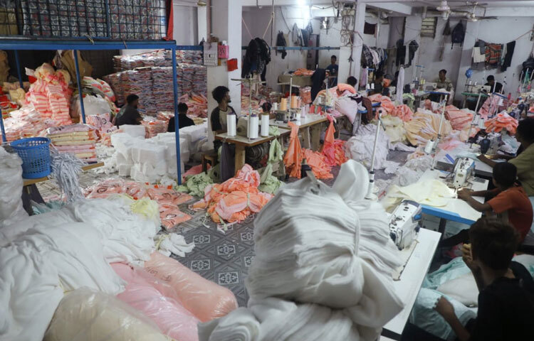 কেরানীগঞ্জের এই গার্মেন্টসগুলোতে মূলত তৈরি হচ্ছে সোয়েটার, হুডি, জ্যাকেট, থ্রি-পিস, গরম কাপড়ের শাল ও বাচ্চাদের শীতের পোশাক।