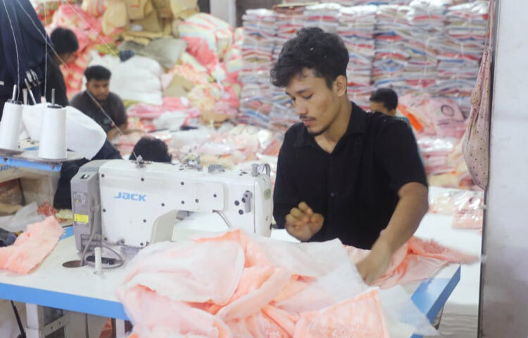 এক গার্মেন্টস মালিক জানান, দেশজুড়ে এখন শীতের পোশাকের চাহিদা অনেক। আমাদের অর্ডারও বেড়েছে। শ্রমিকরাও দিনরাত কাজ করছেন চাহিদা মেটাতে।