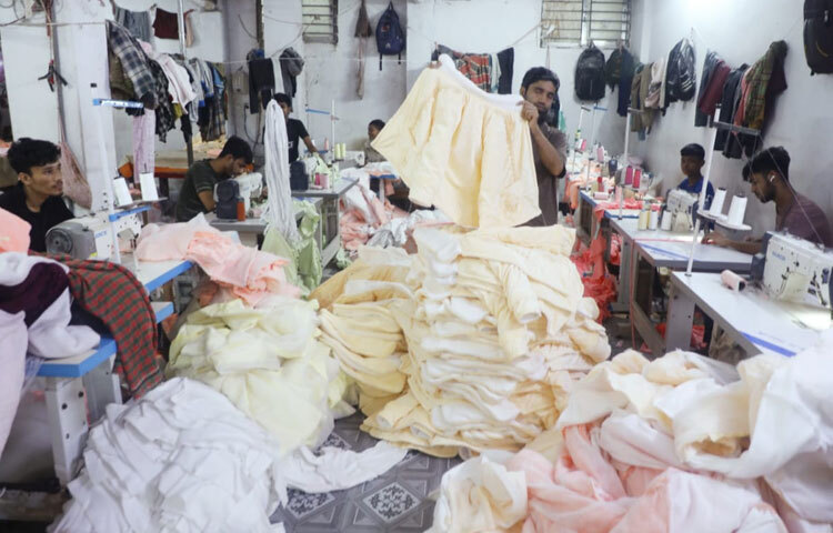 শ্রমিকরা বলেন, শীত এলেই কাজ বেড়ে যায়। সকাল থেকে রাত পর্যন্ত কাজ করতে হয়, কিন্তু তাতেই খুশি। কারণ এই সময়েই আয় হয় কিছুটা বেশি।