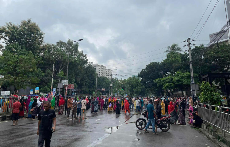 রাজধানীর তেজগাঁও শিল্পাঞ্চলে পূর্ব ঘোষণা ছাড়াই এক পোশাক কারখানা বন্ধ হওয়ায় নাবিস্কো পয়েন্টে সড়কের উভয়পাশ অবরোধ করেছেন শ্রমিকরা। এতে মহাখালী-তেঁজগাও সড়কের উভয়পাশে যানবাহন চলাচল বন্ধ রয়েছে। ফলে এ সড়কে তীব্র যানজটের সৃষ্টি হয়েছে। ছবি: তৌহিদুজ্জামান তন্ময়
